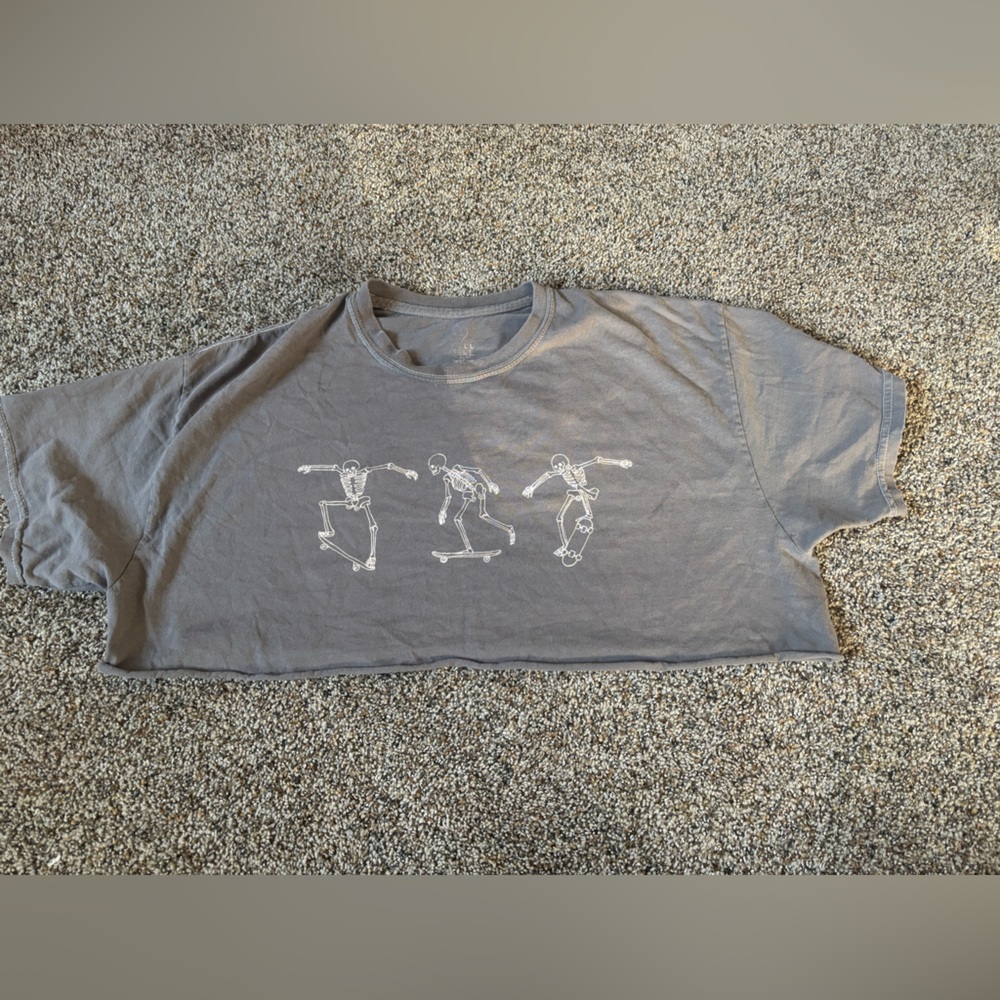 Oversized crop top size medium Gray Graphic T-Shirt skeleton Skateboard Design